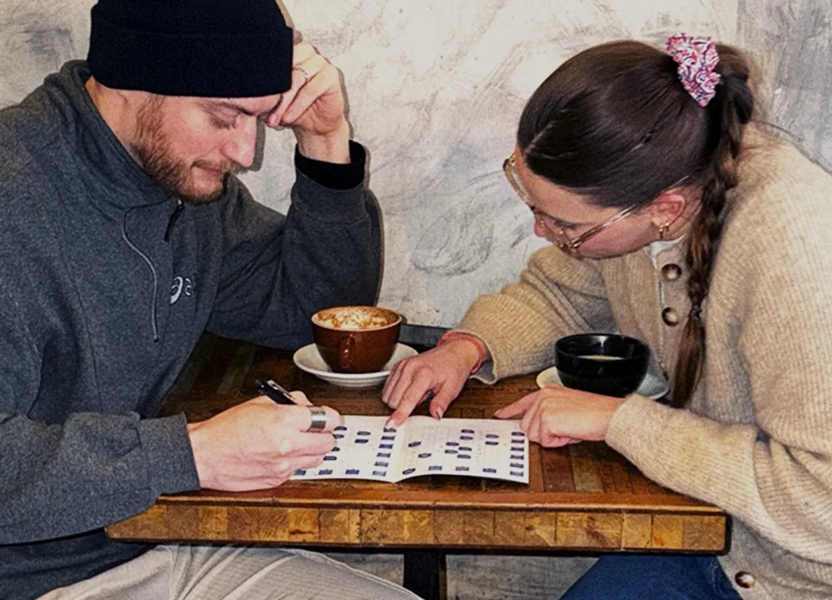 Deux membres du club font une grille OQP au café