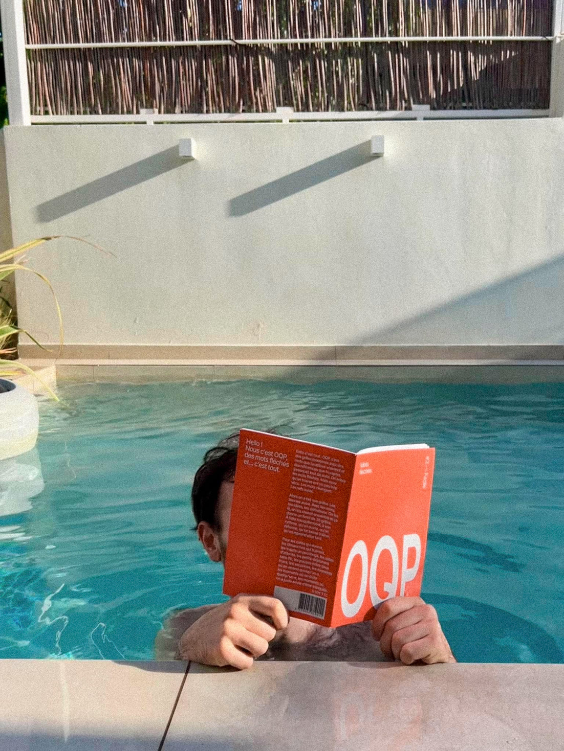 Lecture du livret OQP #2 depuis la piscine