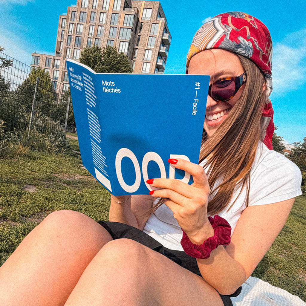 OQP femme qui fait fait des mots fléchés